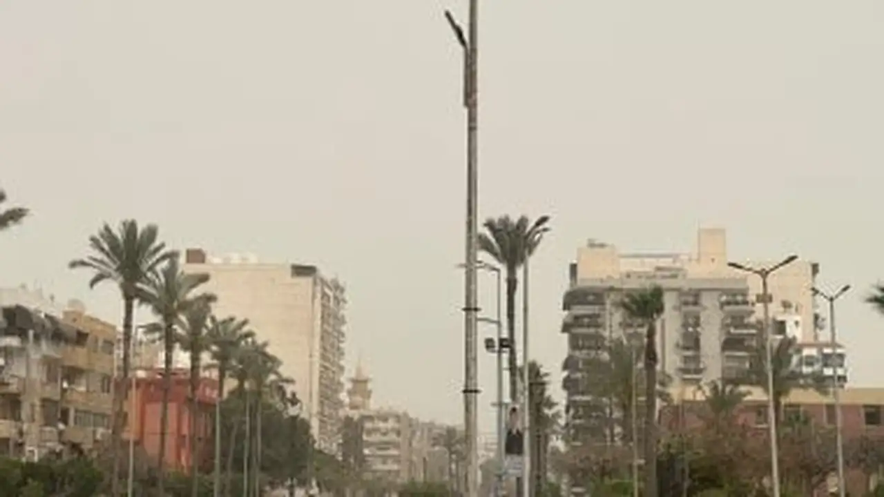 رياح قوية تثير الكتل الترابية وتتسبب في تدهور الرؤية الأفقية بمدينة بورسعيد